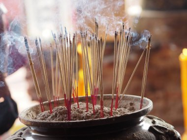 Dua etmek için tütsü çubuğu tütsü ocağına sıkışmış, dumanı tapınakta, Tayland 'da