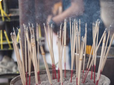 Dua etmek için tütsü çubuğu tütsü ocağına sıkışmış, dumanı tapınakta, Tayland 'da
