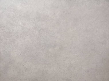 Çimento duvarının gri rengi ve pürüzsüz yüzey dokusu var.