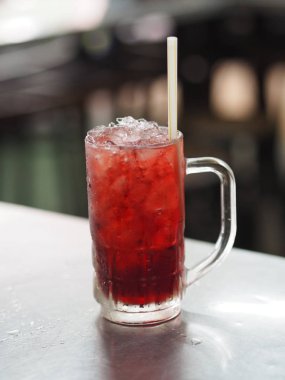 Siyah buzlu çay, kristal berrak su ve ahşap masa. içecek.