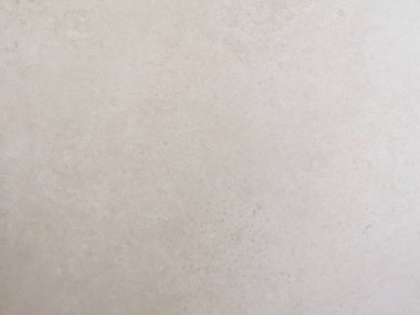 Çimento duvarının gri rengi ve pürüzsüz yüzey dokusu var.