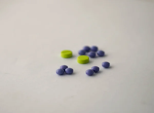 Compresse Pillole Farmaci Colore Verde Viola Sfondo Carta Bianca — Foto Stock