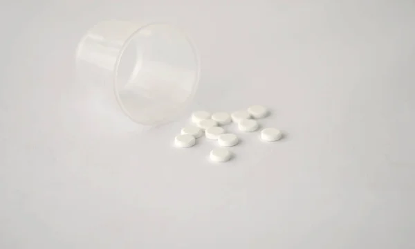 Tablet Berwarna Putih Pil Kapsul Campuran Obat Terapi Dengan Kaca — Stok Foto