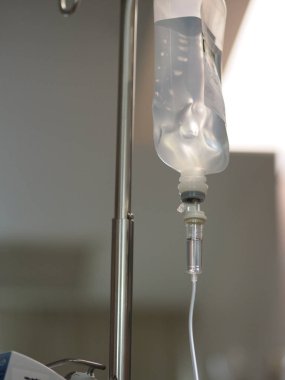 Pediyatrik hastanın eline serum takın.