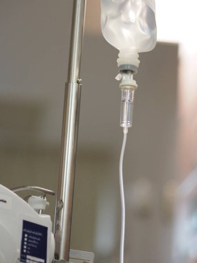 Pediyatrik hastanın eline serum takın.