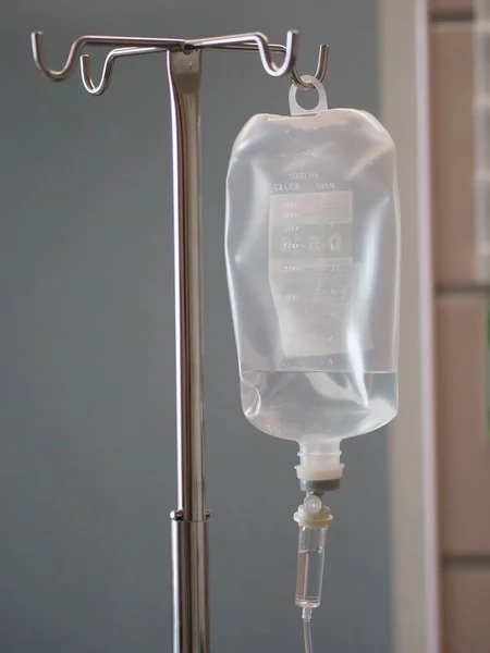 Hastanın tuzlu beslenme ekipmanları, sıvı dolu serum solüsyonu koğuş hastanesine damlıyor, tuzlu su.