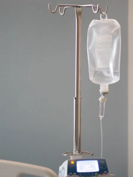 Zouttoedieningsapparatuur Van Patiënt Vloeistof Gevulde Set Oplossing Druppelinfuus Het Ziekenhuis — Stockfoto