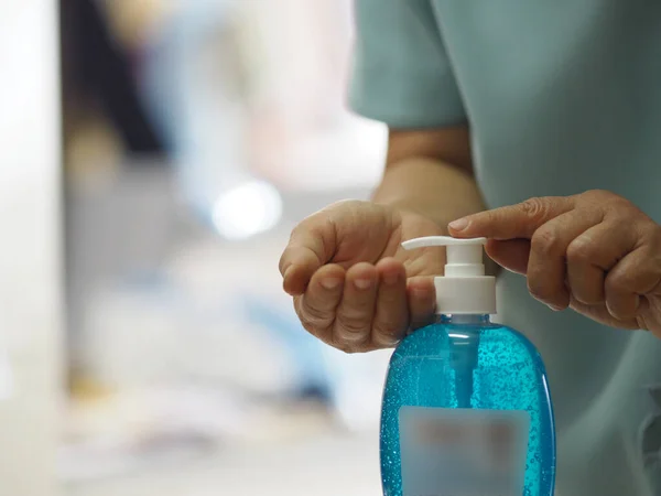 妇女推送泵瓶子用洗手凝胶防止细菌的滋生保护病毒 — 图库照片