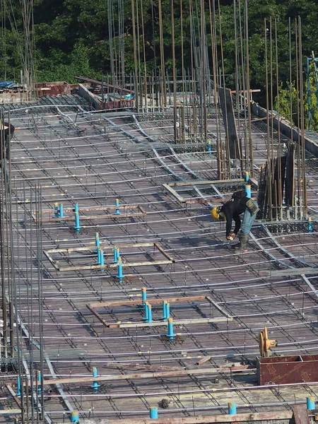 Lavoratori Maschi Legano Ferro Prepararsi Versare Pavimento Cemento Costruzione Post — Foto Stock