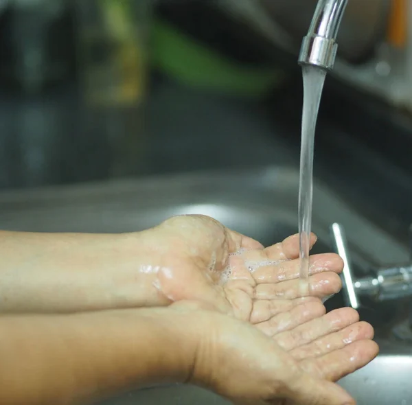 Vrouw Staat Wast Haar Handen Bij Gootsteen Bacteriën Voorkomen Beschermen — Stockfoto