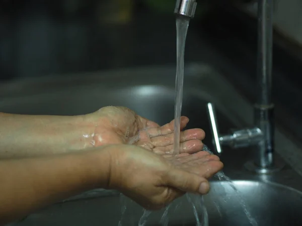 Γυναίκα Στέκεται Και Πλένει Χέρια Της Στο Νεροχύτη Για Την — Φωτογραφία Αρχείου