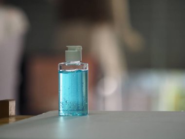 El yıkama jeli, alkollü jelatinle berrak plastik şişede karışımı. Colona virüsünü koruyan mikropları temizlemek için kirli çamaşır.