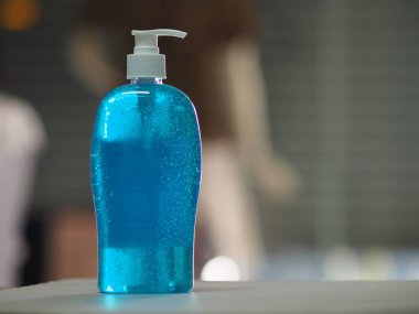 El yıkama jeli, alkollü jelatinle berrak plastik şişede karışımı. Colona virüsünü koruyan mikropları temizlemek için kirli çamaşır.