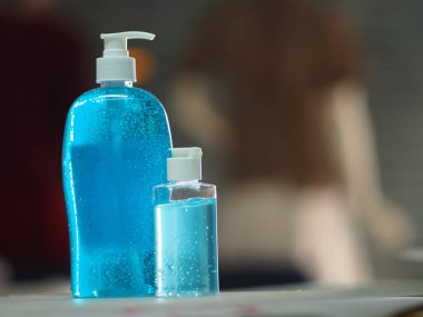 El yıkama jeli, alkollü jelatinle berrak plastik şişede karışımı. Colona virüsünü koruyan mikropları temizlemek için kirli çamaşır.