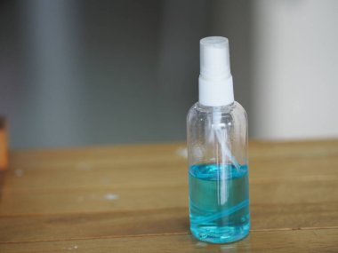 Alkolik, sprey plastik şişede, mikropların Colona virüsünü korumasını önlemek için kirli çamaşır yıkıyor, covid 19.
