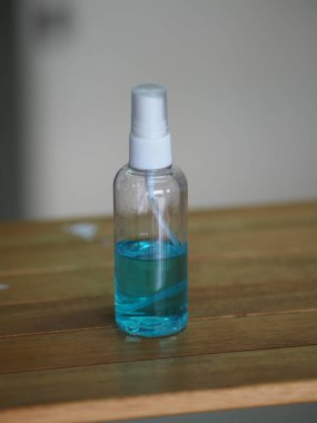 Alkolik, sprey plastik şişede, mikropların Colona virüsünü korumasını önlemek için kirli çamaşır yıkıyor, covid 19.