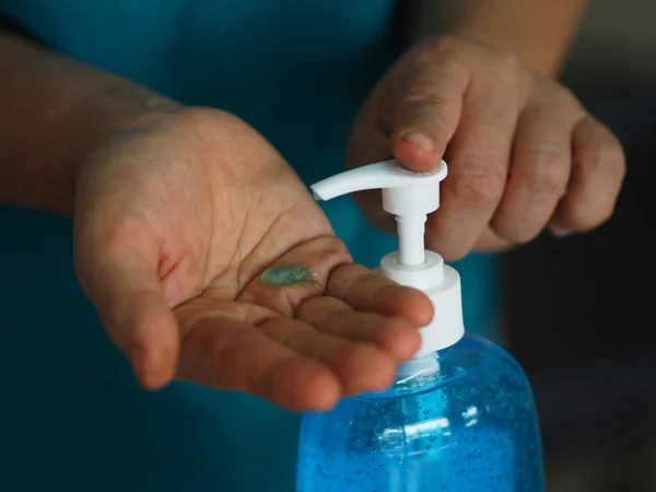 Γυναίκα Στέκεται Και Πιέζοντας Ένα Μπουκάλι Αντλία Χέρι Sanitizer Ζελέ — Φωτογραφία Αρχείου
