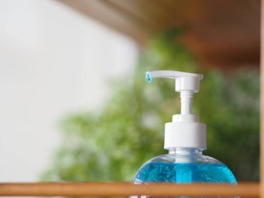 El dezenfektanı, jelatinle saf plastik şişeyi karıştırıp pompalamak, Colona virüsünü koruyan mikropları temizlemek, covid 19.