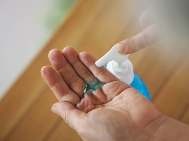 El yapımı dezenfektanlar, jel alkollü jel karışımı temiz plastik şişeyle karıştırılmış pompalı, temiz, kirli yıkama Colona virüsünü korumak için Colona virüsü, covid 19