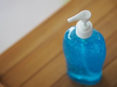 El dezenfektanı, yüzde 70 alkollü jel, temiz plastik şişede jelatinle karıştırılmış pompalı, kirli yıkamalı Colona virüsünü korumak için, covid 19.