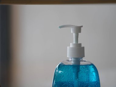 El dezenfektanı, yüzde 70 alkollü jel, temiz plastik şişede jelatinle karıştırılmış pompalı, kirli yıkamalı Colona virüsünü korumak için, covid 19.
