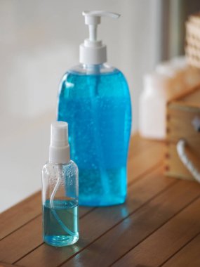 Alkolik 70 şişe spreyi ve jel alkollü karışım temiz plastik şişe içinde jelatin pompalı el temizleyicisi, virüsleri önlemek için kirli çamaşır yıkama Colona virüsü, covid 19.