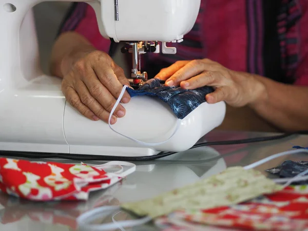 Thuis Werken Vrouw Zitten Naaien Van Een Stof Masker Voor — Stockfoto