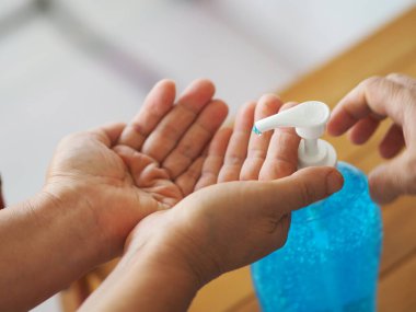 Kadın, Colona virüsünü korumak için yüzde 70 alkollü pompa jeli ve pati parmağında jelatin karışımı kullanıyor.