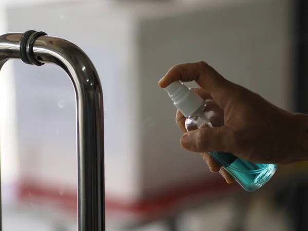 Las Mujeres Que Presionan Aerosol Alcohol Puerta Del Mango Del — Foto de Stock