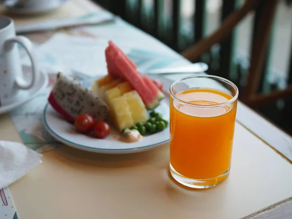 Orangensaft Klaren Glas Und Viel Obst Auf Dem Tisch — Stockfoto