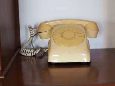 krem rengi döner telefon çalar ve kapanır.