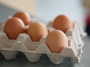 Kağıt tepside taze yumurta istiflenir.