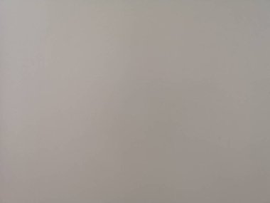 Çimento duvarının yüzeyi pürüzlüdür. Açık gri renkte, desenli, beton arka planda.