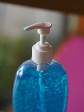 El dezenfektanı, jelatin ile saf plastik şişeyi karıştırıp pompalamak, mikropların Corona virüsünü korumasını önlemek için kirli yıkamak, covid 19.
