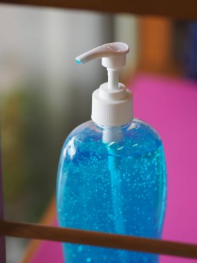 El dezenfektanı, jelatin ile saf plastik şişeyi karıştırıp pompalamak, mikropların Corona virüsünü korumasını önlemek için kirli yıkamak, covid 19.