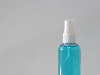 Alkolün yüzde 70 'i temiz plastik şişe spreyi, pembe arka planda el temizleyicisi, mikropların korona virüsünü korumasını önlemek için kirli yıkama, covid 19.