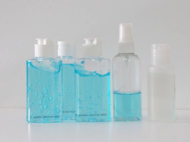 El dezenfektanı, jelatin ile saf plastik şişeyi karıştırıp pompalamak, mikropların Corona virüsünü korumasını önlemek için kirli yıkamak, covid 19.