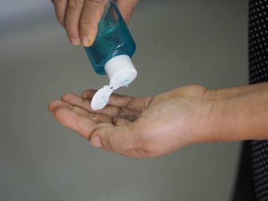 Kadın parmaklarıyla yüzde 70 alkollü jeli parmak uçlarında jelatin ile ovmak için bekliyor. Korona virüsünü korumak için, covid19, el dezenfektanı