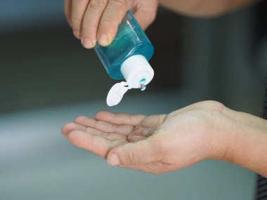 Kadın parmaklarıyla yüzde 70 alkollü jeli parmak uçlarında jelatin ile ovmak için bekliyor. Korona virüsünü korumak için, covid19, el dezenfektanı