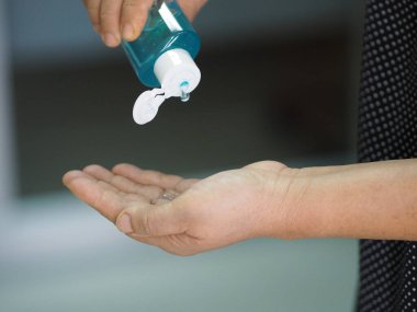 Kadın parmaklarıyla yüzde 70 alkollü jeli parmak uçlarında jelatin ile ovmak için bekliyor. Korona virüsünü korumak için, covid19, el dezenfektanı