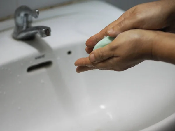 Γυναίκες Στέκονται Πλύνετε Δάχτυλο Και Χέρι Σαπούνι Και Νερό Αποτρέψει — Φωτογραφία Αρχείου
