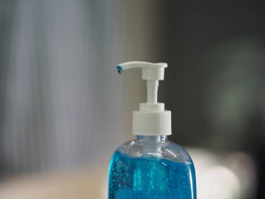 El dezenfektanı, jelatinle saf plastik şişeyi karıştırıp pompalamak mikropların bulaşıcı Corona virüsünü korumasını engellemek için kirli çamaşır yıkamak. 