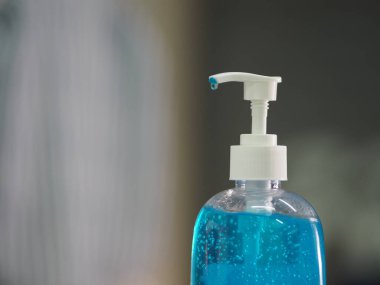 El dezenfektanı, jelatinle saf plastik şişeyi karıştırıp pompalamak mikropların bulaşıcı Corona virüsünü korumasını engellemek için kirli çamaşır yıkamak. 