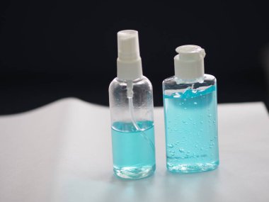 El dezenfektanı, jelatinle saf plastik şişeyi karıştırıp pompalamak mikropların bulaşıcı Corona virüsünü korumasını engellemek için kirli çamaşır yıkamak.