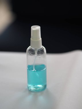 Alkolün% 70 'i temiz plastik şişe spreyi, beyaz arka plandaki el temizleyicisi mikropların bulaşıcı Corona virüsünü ve covid-19' u korumasını önlemek için temiz yıkama.