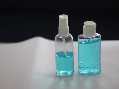 El dezenfektanı, jelatinle saf plastik şişeyi karıştırıp pompalamak mikropların bulaşıcı Corona virüsünü korumasını engellemek için kirli çamaşır yıkamak.