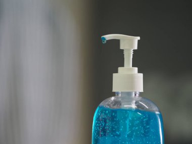 El dezenfektanı, jelatinle saf plastik şişeyi karıştırıp pompalamak mikropların bulaşıcı Corona virüsünü korumasını engellemek için kirli çamaşır yıkamak.