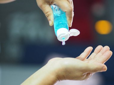 Parmağına jöle sıkan kadınlar yüzde 70 jelatin ve jel karışımı Corona virüsünü korumak için, covid19, el dezenfektanı