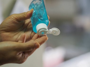 Parmağına jöle sıkan kadınlar yüzde 70 jelatin ve jel karışımı Corona virüsünü korumak için, covid19, el dezenfektanı