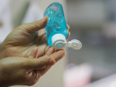 Parmağına jöle sıkan kadınlar yüzde 70 jelatin ve jel karışımı Corona virüsünü korumak için, covid19, el dezenfektanı